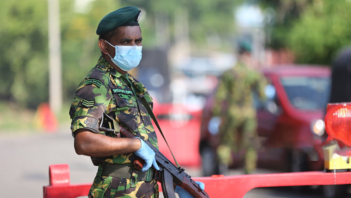 COLOMBO, SRI LANKA - 2020/04/04: A Sri Lankan police Special Task Force officer at a checkpoint enforcing the island-wide curfew.The Sri Lankan government has implemented an island-wide curfew until further notice in order to slow down the spread of the SARS-CoV-2 coronavirus that causes the COVID-19 disease. To date Sri Lanka has confirmed at least 162 novel coronavirus infections with five deaths and 25 recovered. (Photo by Harshana Johanas/SOPA Images/LightRocket via Getty Images)