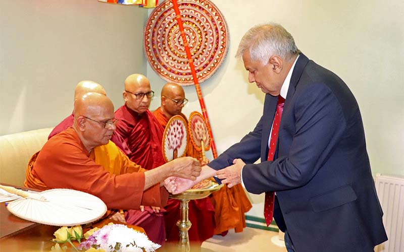 The President worships Buddhist temple in London 03 1